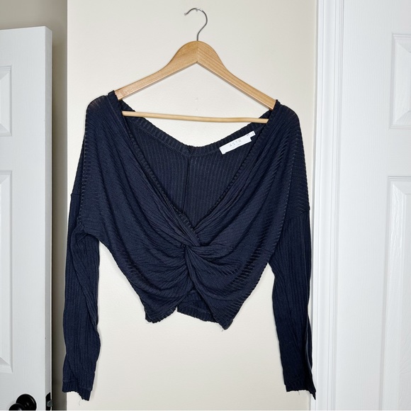 ASTR Twist Front Long Sleeve Crop Top - Picture 3 of 7